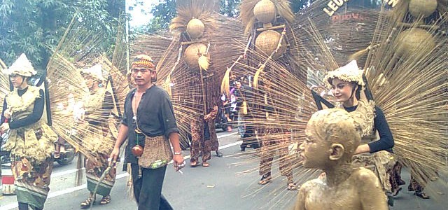 Kirab Budaya Meriahkan HUT Kab. Cirebon Kirab Budaya Meriahkan HUT Kab. Cirebon