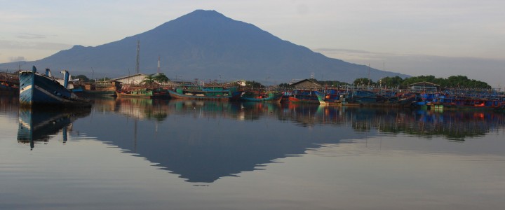 Menikmati Mentari Pagi di Pantai Kejawanan